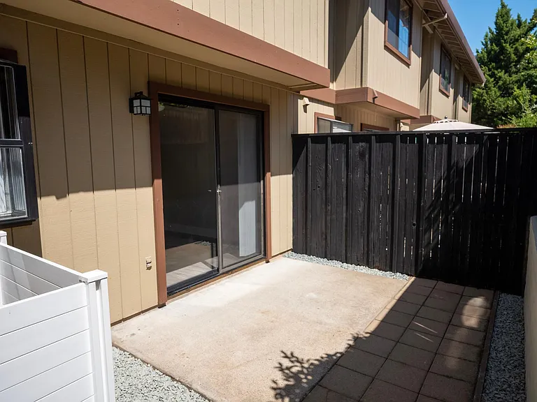 Cedar Court Townhomes — Photo 7