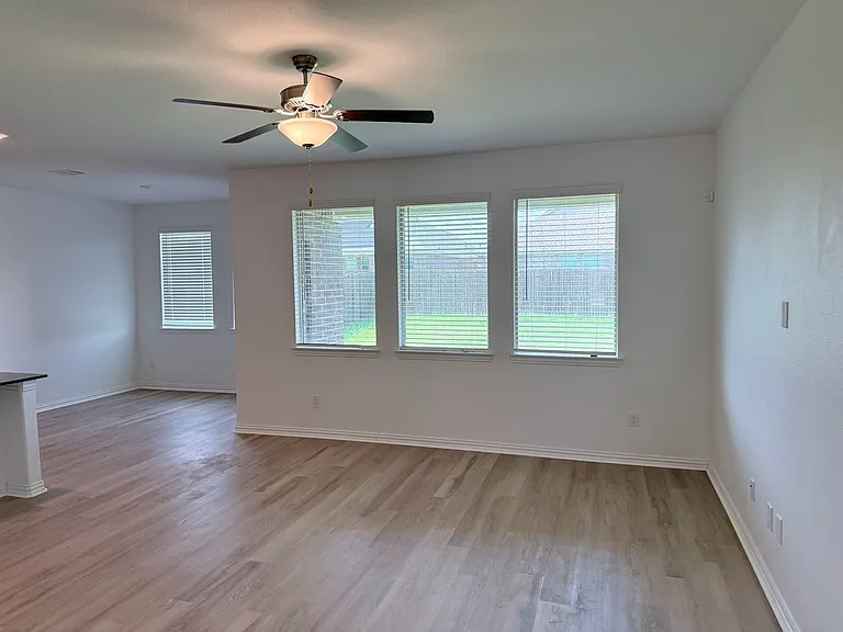 1833 Lake Grove Dr — Photo 12