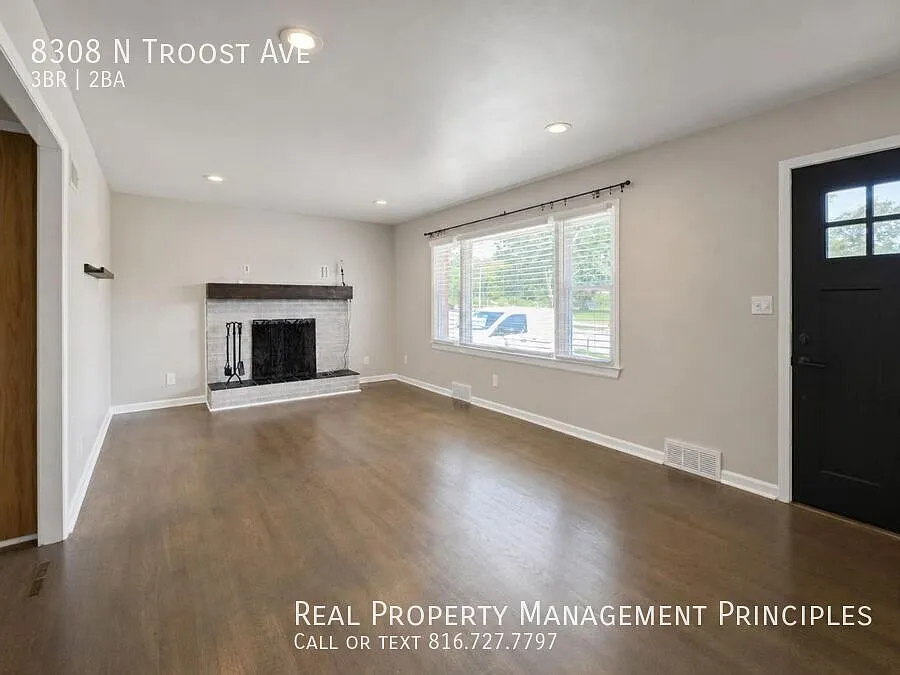 Spacious 3-Bedroom Home with Garage, Large Fenced Yard and Full Basement! Deposit Free Living Ava... — Photo 2