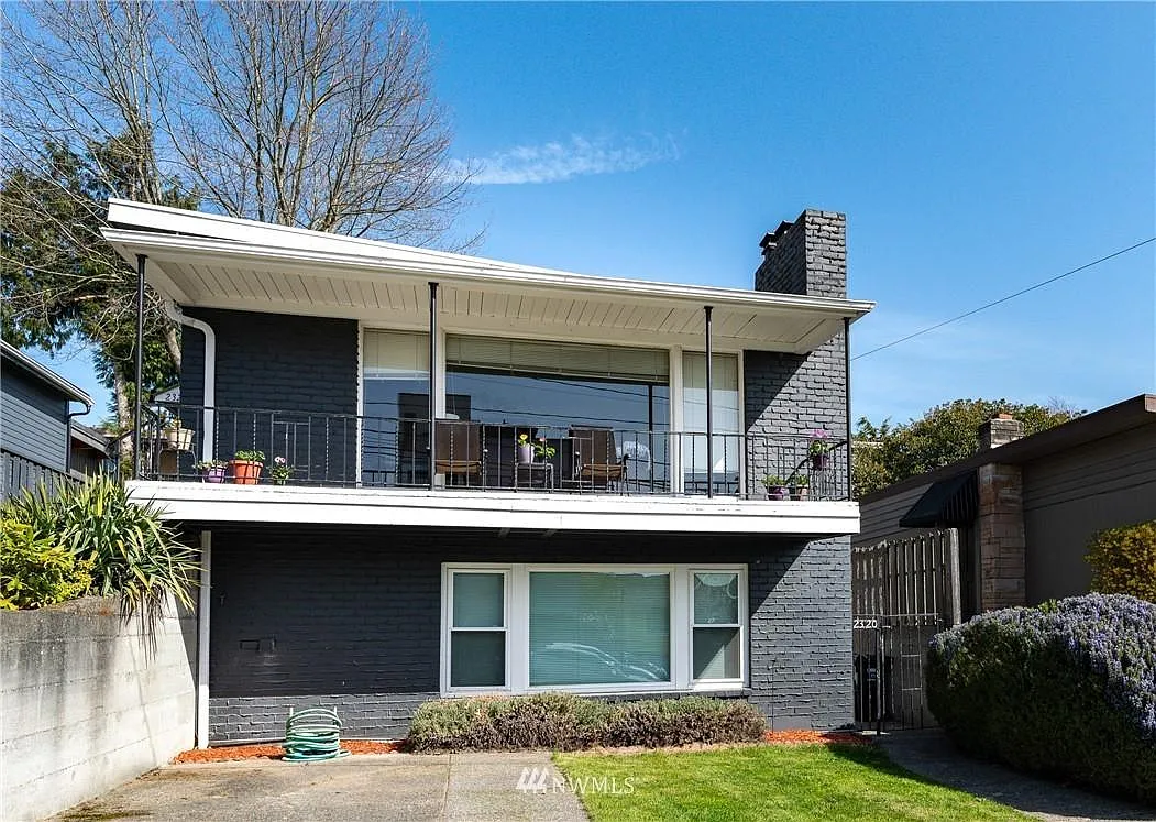 2320 W Crockett St — Photo 1