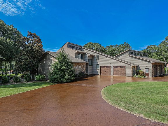 5th image of 136 Lake Dr