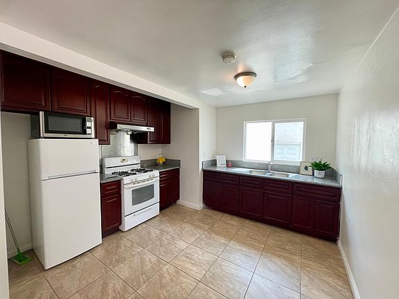 3rd image of 3362 Kelburn Ave
