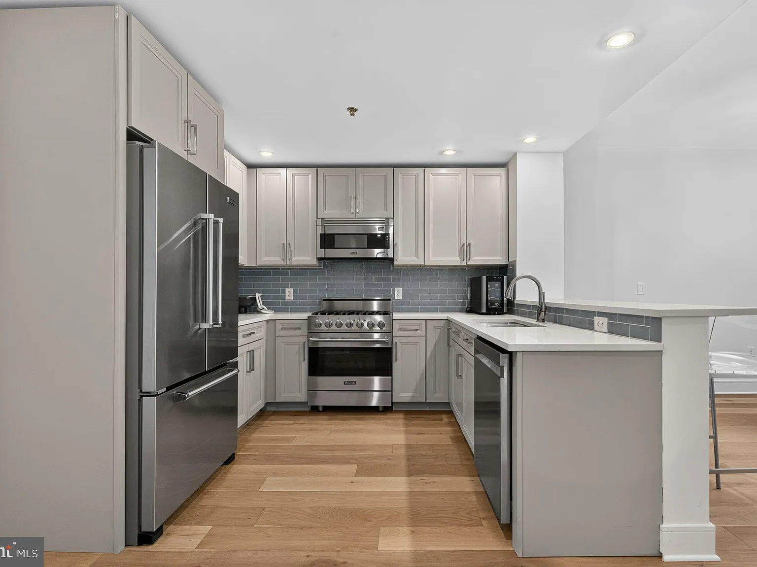 1 bed, 1.5 bath, 926 sqft, $5,300 — Photo 2