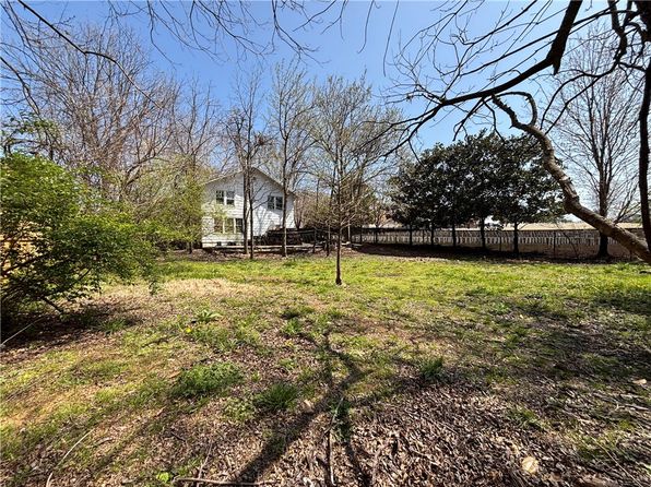 887 S Lt Col Leroy Pond Ave, Fayetteville, AR 72701