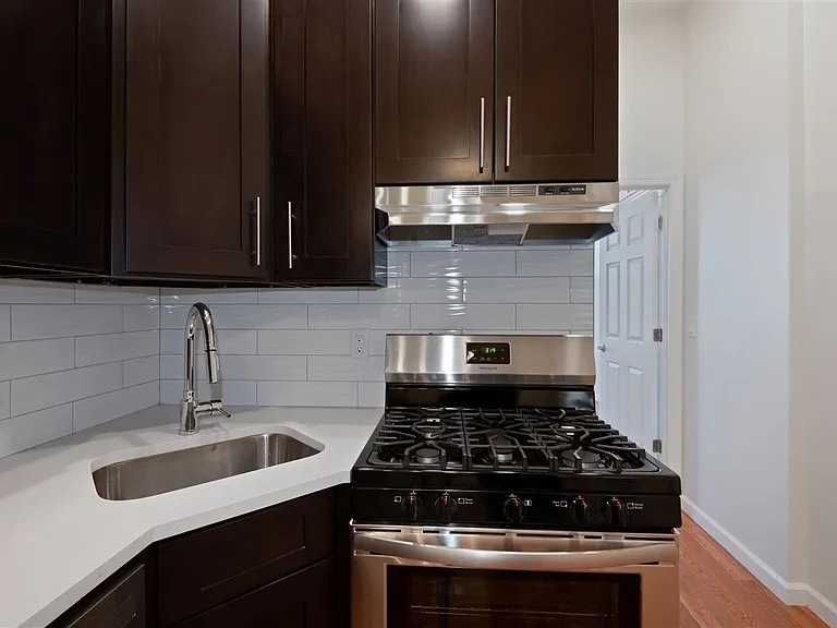 145 Brunswick St #1R — Photo 4