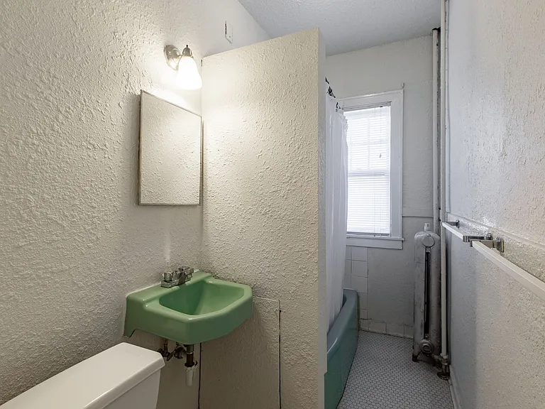 1325 West 27th St — Photo 27