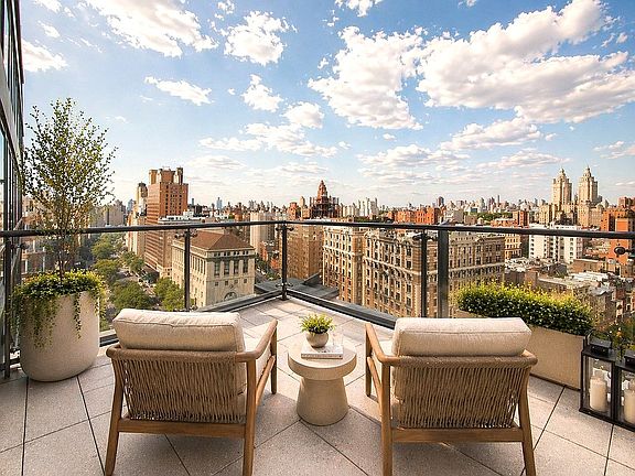 3rd image of 212 W 72nd St #16E