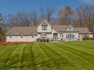 S56W22777 Woodside Dr, Waukesha, WI 53189