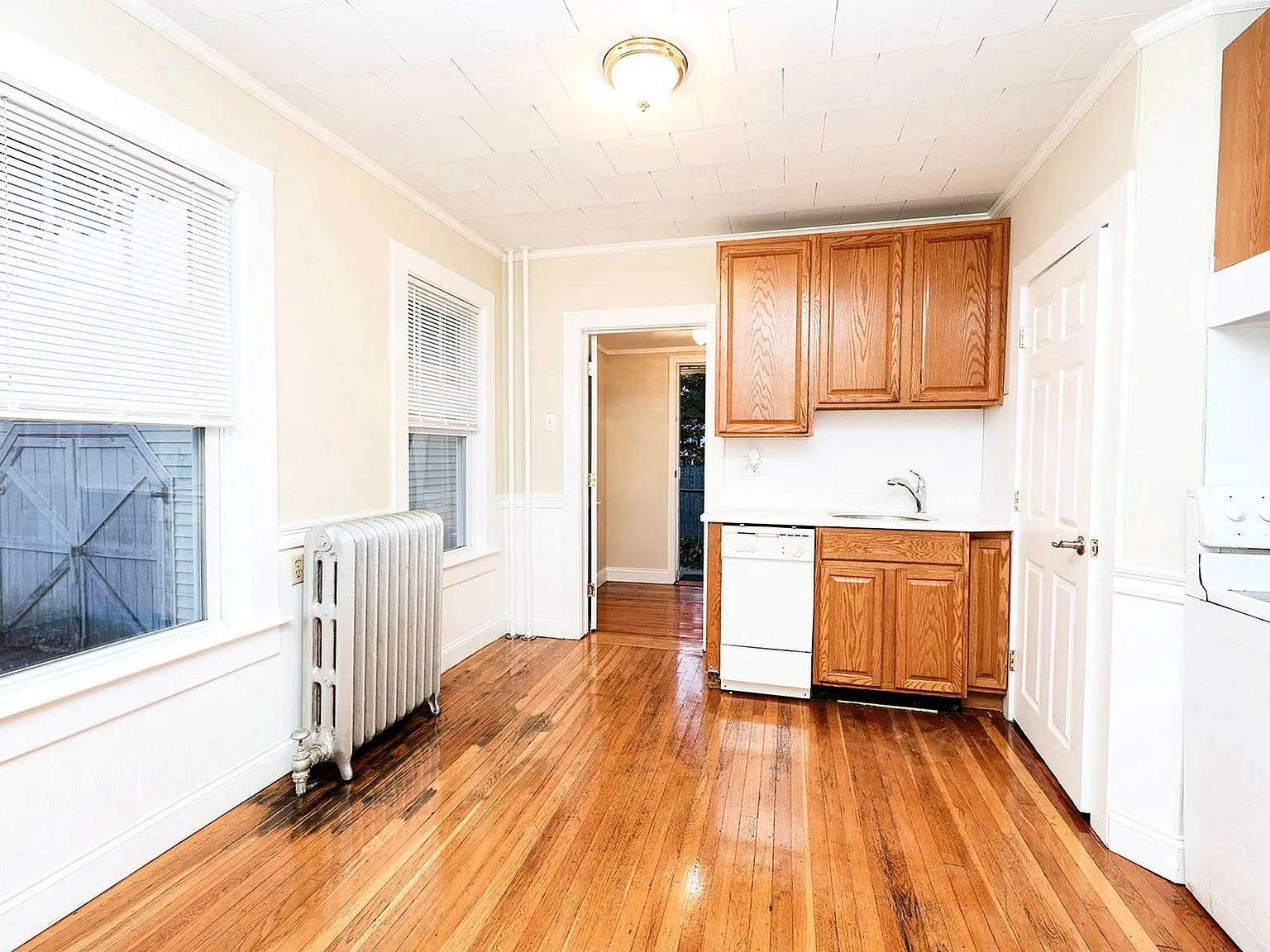 3 bed, 1.0 bath, 1024 sqft, $2,995 — Photo 2