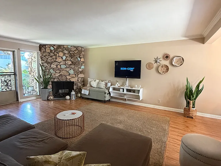 313 N Acacia Ave #D — Photo 7