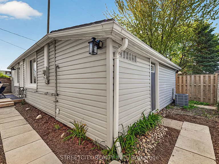 1055 Commissioners Rd E — Photo 27