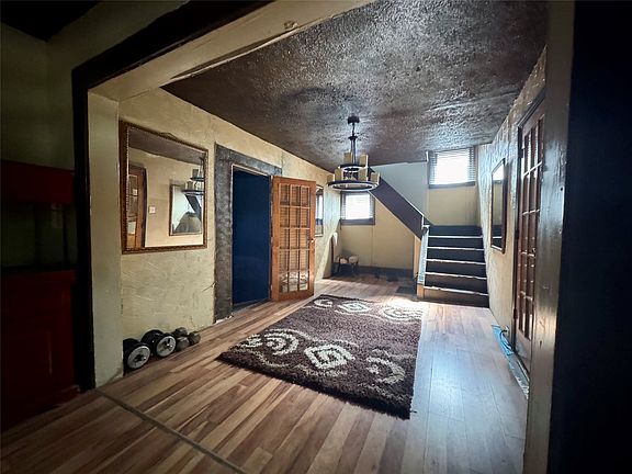 4th image of 862 E 22nd St