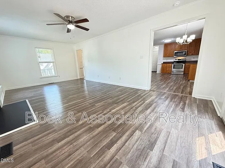 401 Holly Berry Ln — Photo 7