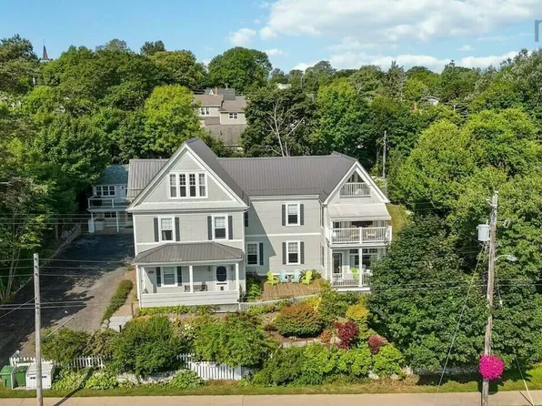 121 & 123 Duke St, Chester, NS B0J 1J0