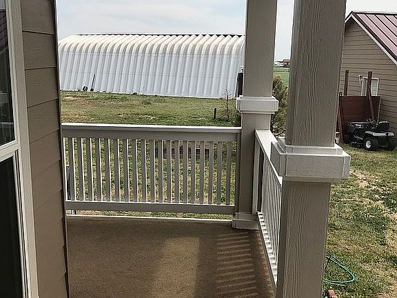 Front porch leading to side 