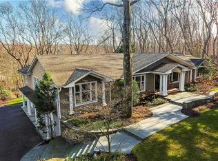 2 Mountain View Dr, Northport, NY 11768