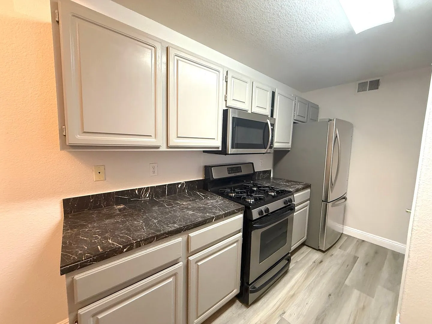 Spacious 2bed/2bath Condo With A Loft And 1 Car Garage — Photo 2