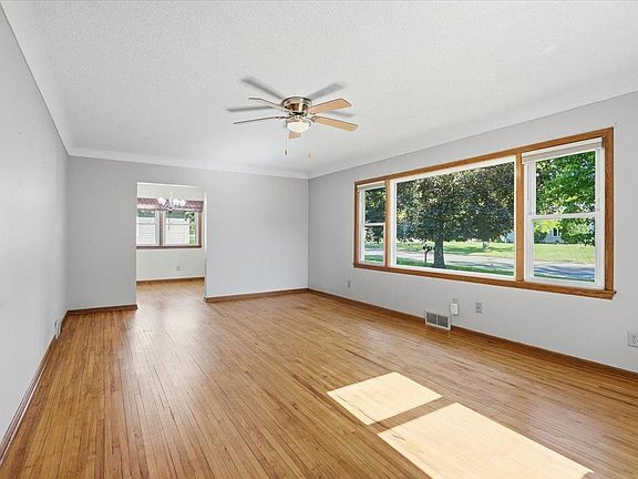 5th image of 1012 Summer St