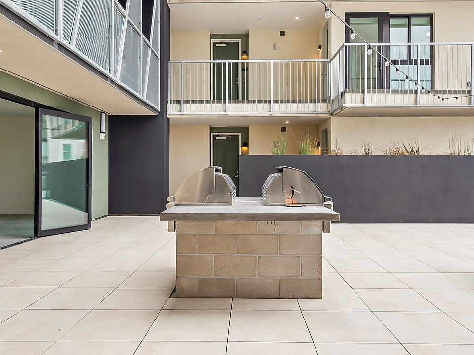 1st image of 3067 N Park Way #403