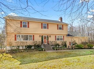 32 Forest Glen Dr, Woodbridge, CT 06525