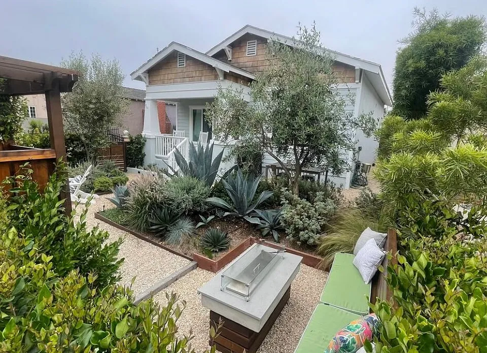 1121 S Eucalyptus Ave