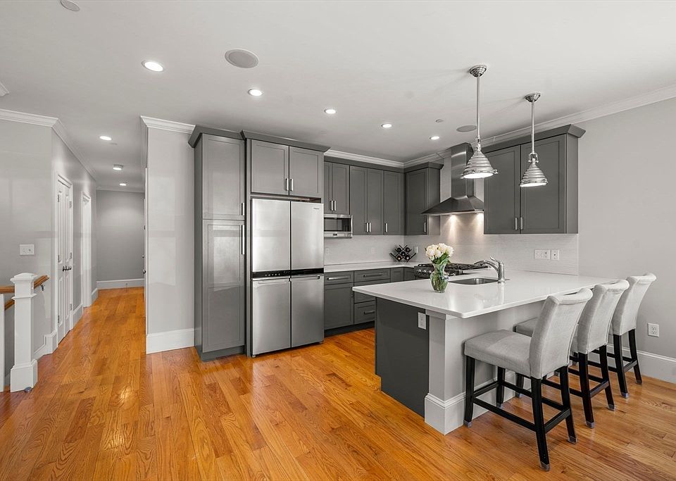 1st image of 858 E 2nd St #2