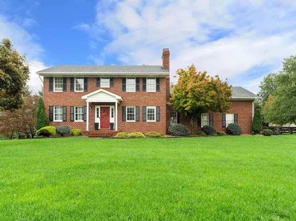 3165 Village Dr, Waynesboro, VA 22980