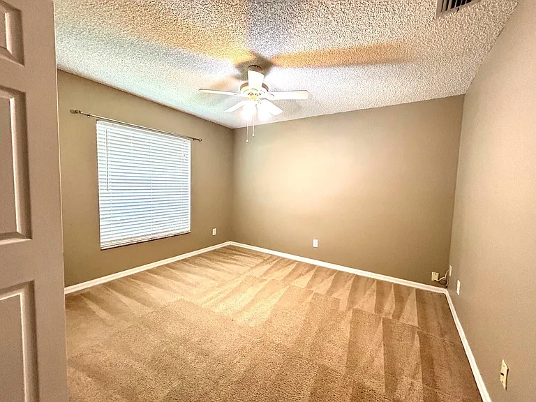 4760 Manchester Dr — Photo 14