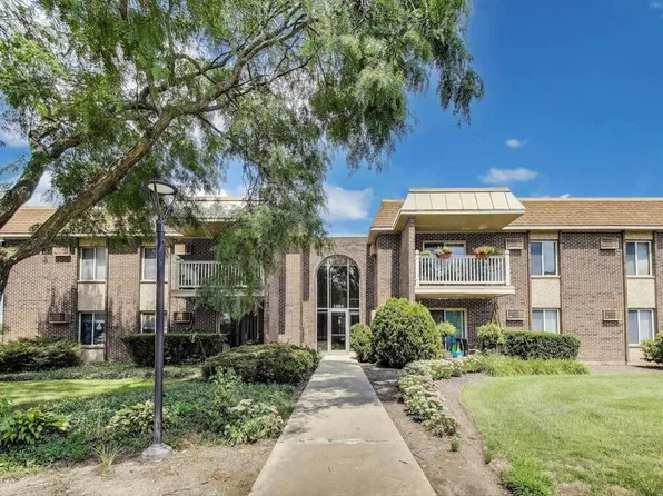 1501 E Churchill Dr APT 204, Palatine, IL 60074