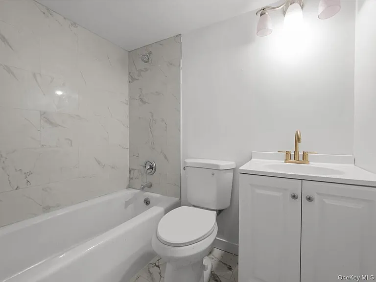 14 Lois Ln — Photo 10