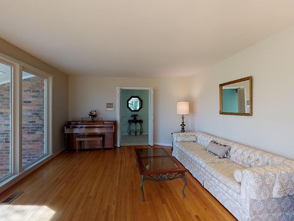 4th image of 830 Evansdale Dr