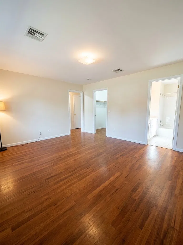 4 bed, $2,900 — Photo 2