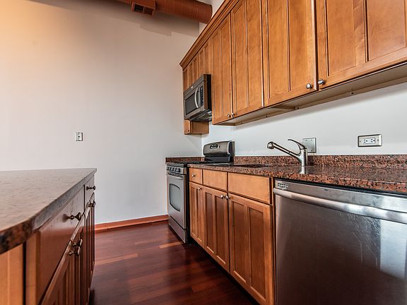 3rd image of 1122 W Newport Ave APT 3B