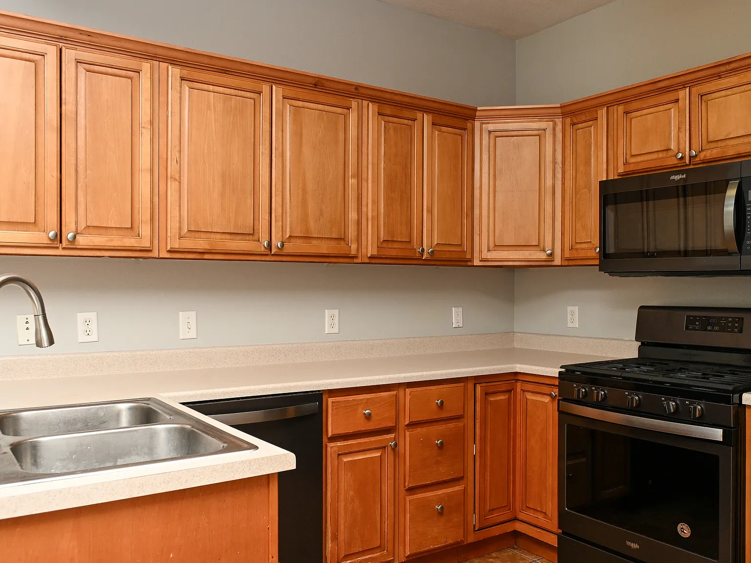 3 bed, 2.5 bath, 1350 sqft, $1,700 — Photo 3