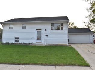 310 Chase Ct, Streamwood, IL 60107