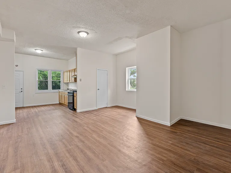 212 N Clinton Ave — Photo 16