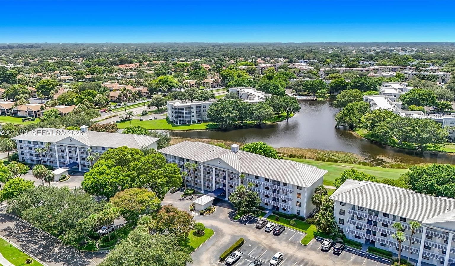 1713 Whitehall Dr APT 404 — Pine Island Ridge Country Club