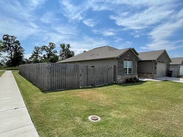 4 bed, 2.0 bath, 1852 sqft, $1,749 — Photo 2