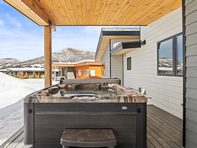 Ground Level - Private Hot Tub
