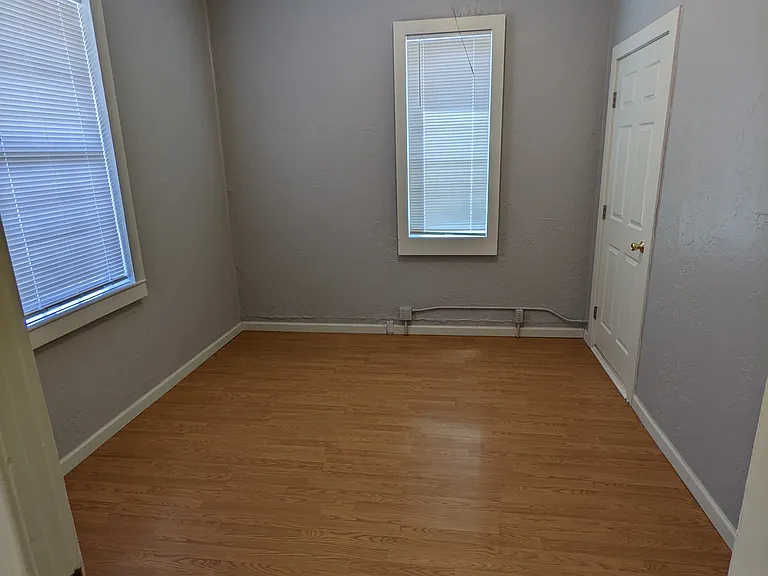 810 E Moeller St — Photo 8