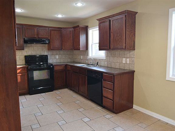 4th image of 707 NW 32nd St