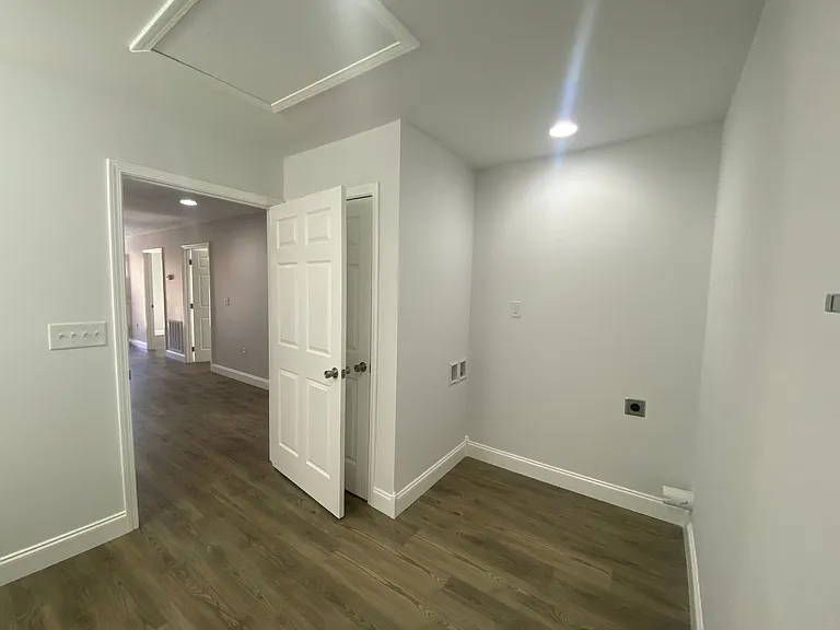 208-214 Laurel St — Photo 8