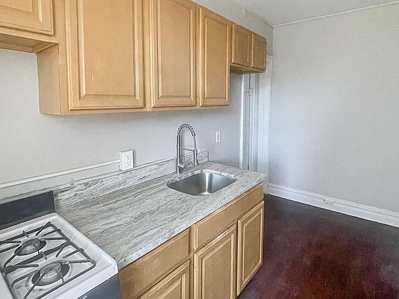 3rd image of 154 Kensington Ave APT 303