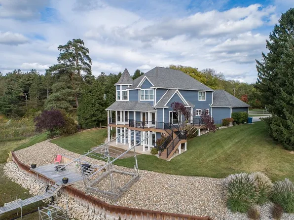 3326 N Genrich Dr, Sanford, MI 48657