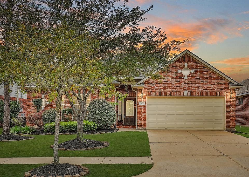 This single story charming home beckons visitors! The home is set within mature planting beds, a manicured lawn, freshly laid mulch and on a cul-de-sac street.