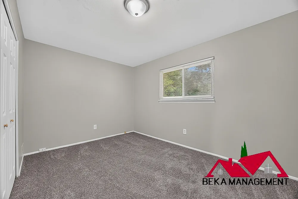 3 bed, 1000 sqft, $1,300 — Photo 2