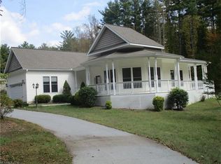69 Termite Ln, Hendersonville, NC 28739