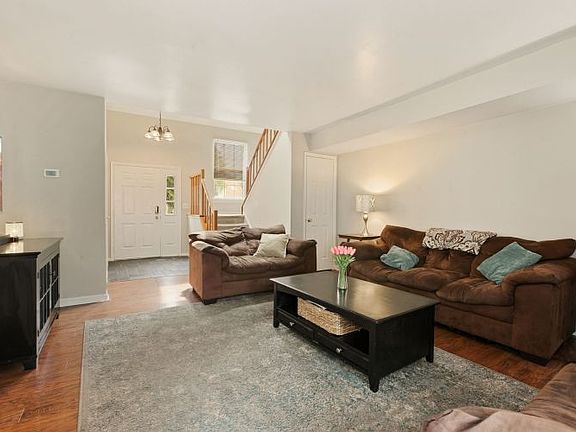 3rd image of 179 Picadilly Pl