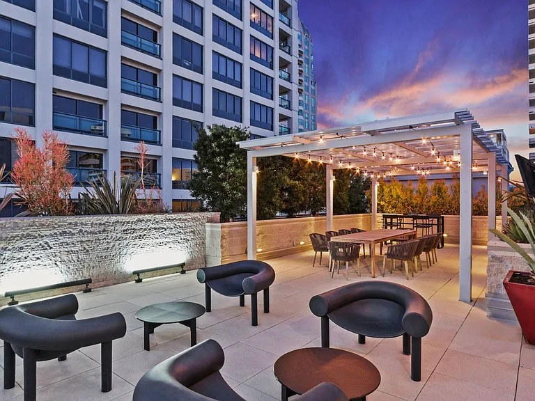Wilshire Victoria Westwood Apartments — Photo 22
