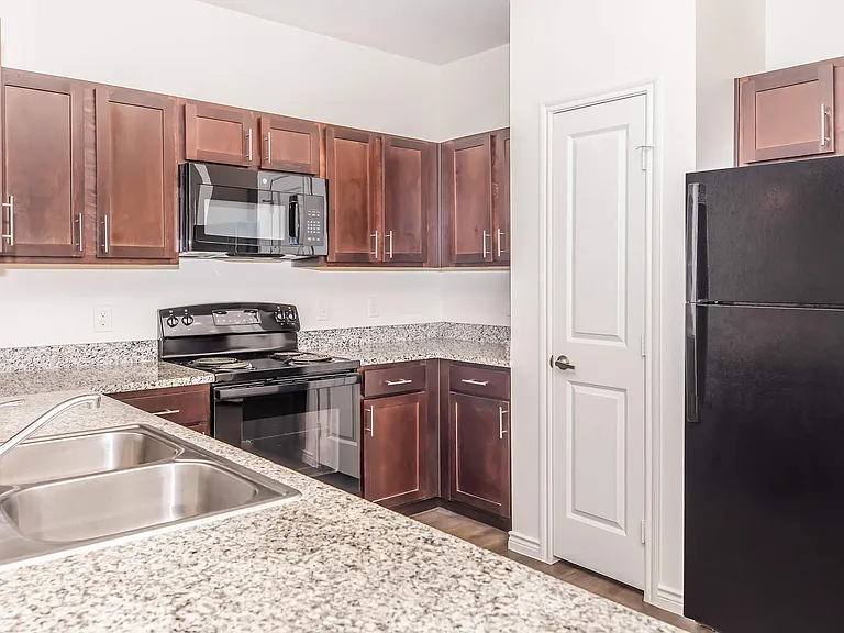 Green Oaks Apartments — Photo 26